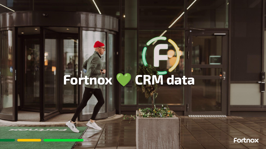 En man som springer framför ett Fortnox kontor. På skärmen står det Fortnox